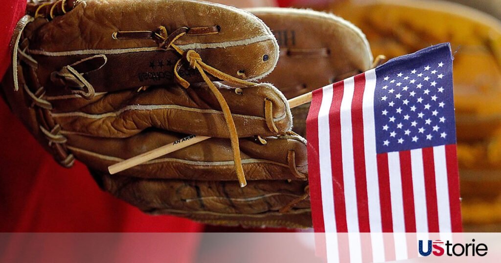 Devin Williams pitching for the New York Mets after signing 3-year $51M deal